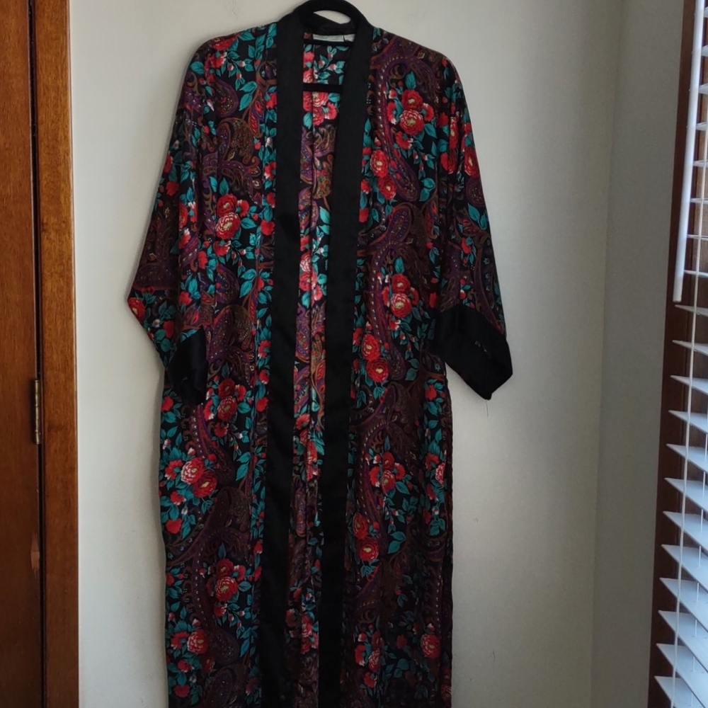 Vtg Cypress black paisley/floral robe Sz M